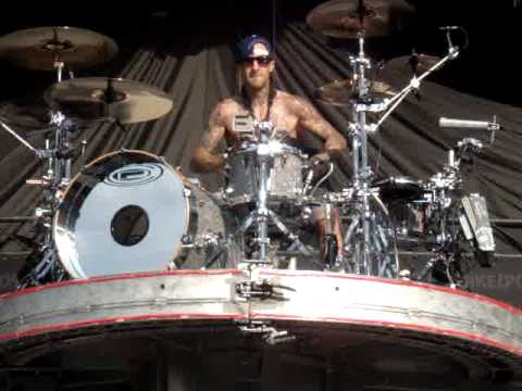 Best Quality Travis Barker Solo - Upsidedown drumming at Pukkelpop 2010, Blink 182 live