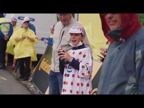 Mathieu Van Der Poel donne son bidon  un enfant sur le Tour de France 2021