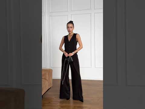 Жіночий брючный костюм з жилетом і широкими штанами з костюмного крепу, видео 1