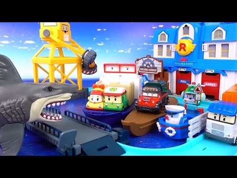 A giant shark appeared in the port of Brums  Robocar <strong>Polly</strong> Port, please~~ #toymarttv