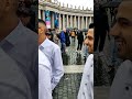 القس انطونيو كاهن الرعايا في ايطاليا مع شمامسه الكنيسة الأرثوذكس يرتلون ألحان قبطية ساحة الفاتيكان