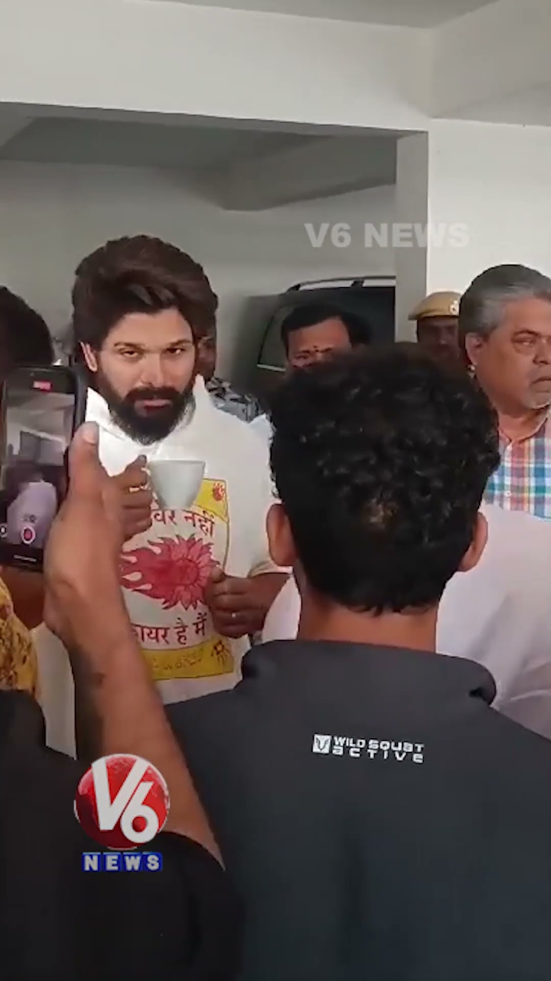 నన్ను తీసుకెళ్లడం తప్పు కాదు...బెడ్ రూమ్  వరకు రావడం తప్పు సర్  | Allu Arjun Arrest | V6News