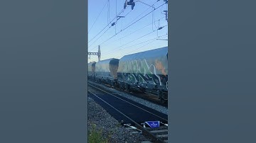 Freightliner Class 66 passing Didcot Parkway with an incredible two tone!!!
