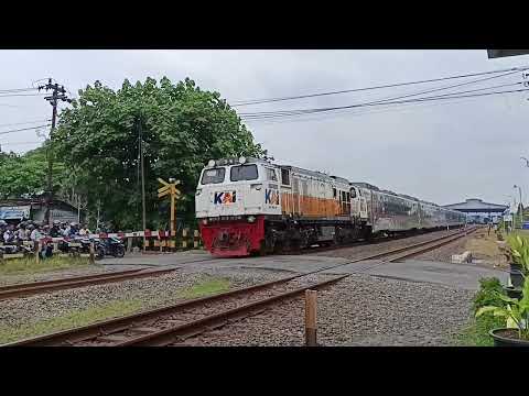 Cegat kereta api Java priority ditarik lokomotif vintage relasi Gambir ...