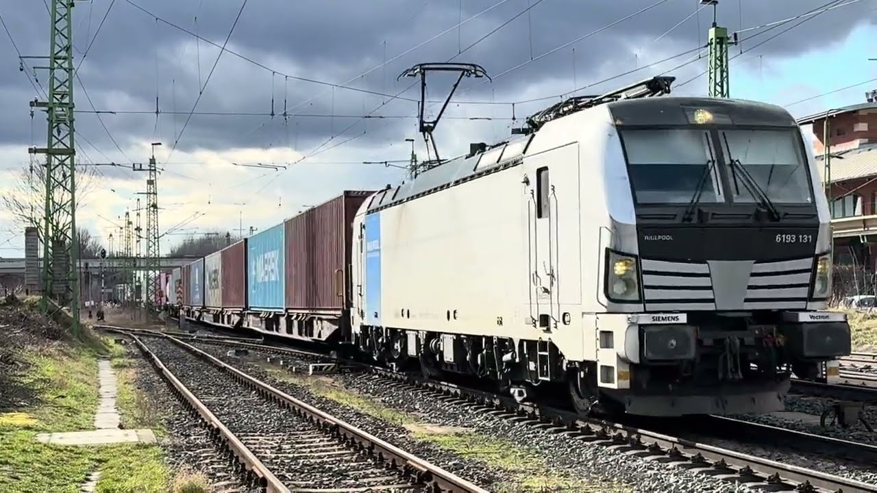 6193 131-es Vectron konténervonattal halad Győrben