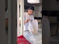 هذا الفران وضع 60 الف دولاار داخل الخبز لن تصدق لماذا فعل هذا الشيء