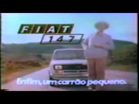 Um dos comerciais de lanÃ§amento do Fiat 147 no Brasil em 1976, primeiro modelo da montadora italiana produzido no paÃ­s. Por ser uma montadora recÃ©m chegada, a FIAT investiu em vÃ¡rias propagandas com diferentes abordagens. Nesta aqui Ã© enfatizado o sistema de freios do veÃ­culo. =========== HISTÃRIA - FIAT 147 =========== LanÃ§ado em novembro de 1976, ele marcou a estrÃ©ia da Fiat no Brasil. Na versÃ£o L -- originada do Fiat 127 italiano -, o 147 apresentava vÃ¡rias caracterÃ­sticas modernas para a Ã©poca, como pneus radiais de sÃ©ries calÃ§ados em rodas de aro 13, suspensÃ£o independente nas quatro rodas, grande espaÃ§o interno e diminutas dimensÃµes externas (apenas 3,63 metros). O motor, de 1049 cm3, com 57 cavalos, transversal (outra novidade), tinha comando de vÃ¡lvulas no cabeÃ§ote (que por sinal era de alumÃ­nio) acionado por correia dentada, e seu principal apelo era a economia de combustÃ­vel. A Fiat fez uma propaganda interessante, na qual o carro percorria a ponte Rio-NiterÃ³i (cerca de 14 quilÃ´metros de comprimento) com apenas 1 litro de gasolina -- que se encontrava numa bureta ligada diretamente ao motor. E, segundo o comercial, ainda sobrou combustÃ­vel no recipiente utilizado. Para provar que o carro era resistente, caracterÃ­stica inegÃ¡vel do seu mais forte concorrente, o Fusca, a montadora promoveu um outro teste no mÃ­nimo curioso: subiu e desceu os 365 degraus da escadaria da Igreja da Penha, no Rio de Janeiro. Pelo menos na propaganda divulgada pela televisÃ£o, as <b>...</b>