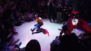 Мальчик круто танцует брейк данс (Infinity War Battle 30-01-2021 break-dance)