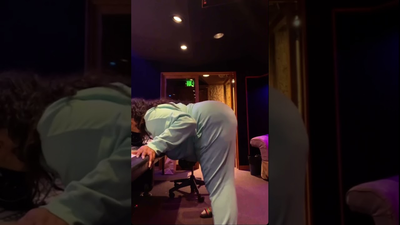 Lizzo twerks to Adele’s brand new single “Easy On Me” YouTube