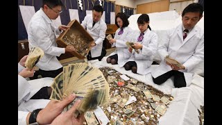 京都・伏見稲荷大社で賽銭開き