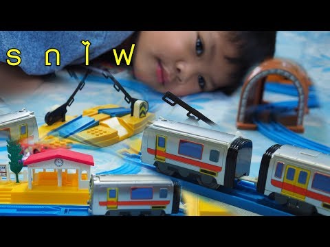 【น้องกัปตัน】พาเล่นต่อรางรถไฟพร้อมเครื่องกั้นรถไฟ [TAKARA TOMY Chuggington Toy Train]