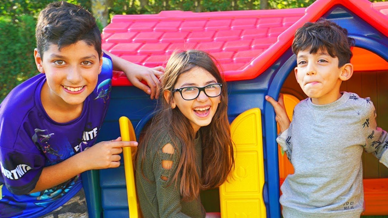 Jason y su familia están jugando en el patio trasero | Juego de ...