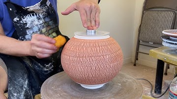 465. Glazing a Sodium Silicate Texture Covered/Lidded Jar with Hsin-Chuen Lin 林新春 岩花瓷蓋罐上釉示範