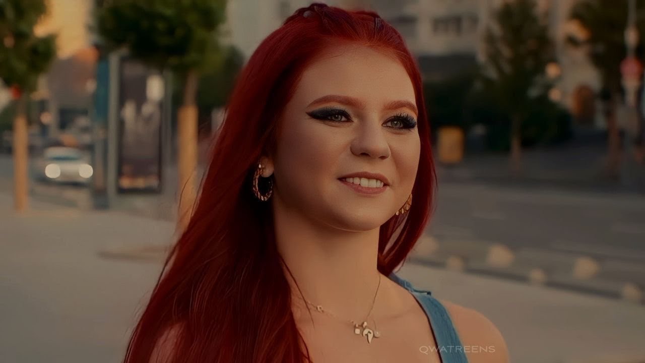 Клип саши трусовой. Два крыла трусова клип. Саша куркова певица. Aleksandra певица. Крыли певица фото.