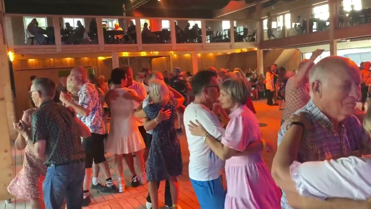 En solnedgång i söder med Donnez på Lavvotunet Dokka Camping Dansnytt Jostein Haug