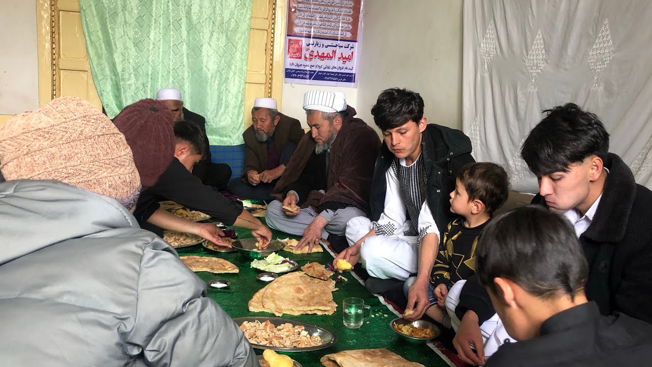 Теперь очередь муллы в нашем доме, ваше место пустует, друзья, собрались жители деревни.