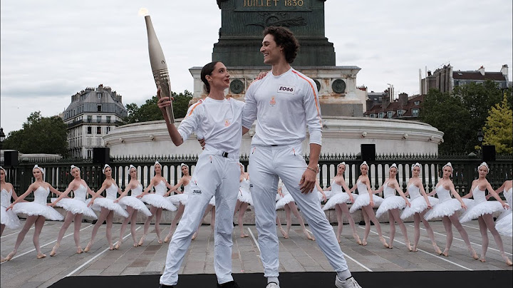 [PARIS 2024] Relais de la Flamme Olympique par les Etoiles Dorothée Gilbert et Hugo Marchand