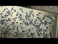 Стекольная крошка запечена на стекле и покрыта золотым влагостойким напылением