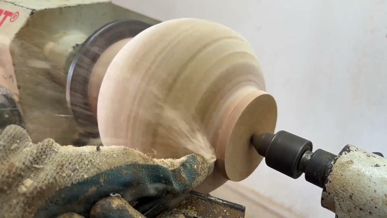 在专用车床上加工原木的过程 木工车床技艺精湛，刀法精准，巧妙雕琢木材曲线，打磨出光滑纹理，展现手工艺术之美。