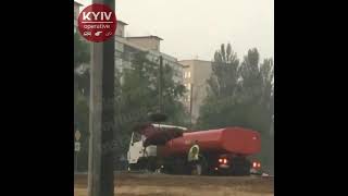 В Киеве во время тропического ливня коммунальщики устроили полив клумбы