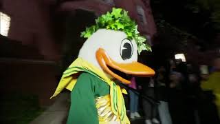 The Oregon Duck destroyed this UCLA guitar 😳🎸