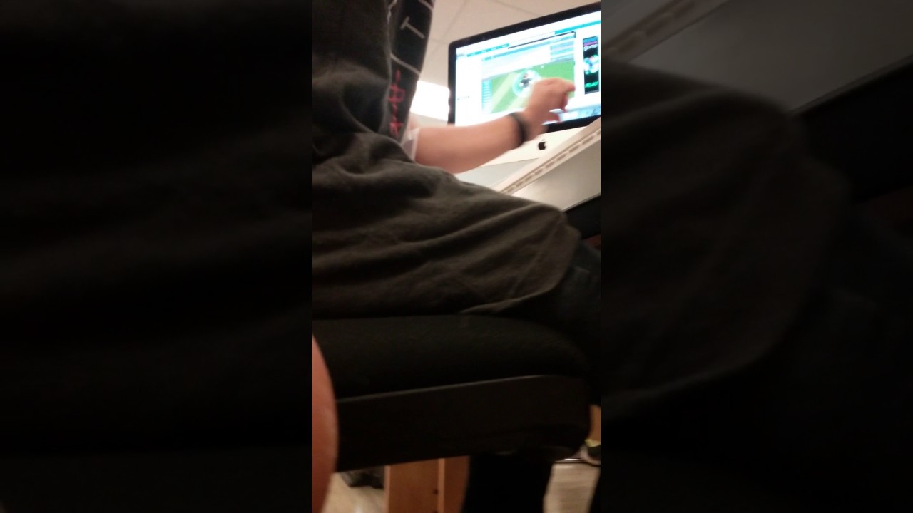 Kid Plays Roblox On A School Computer During Class Youtube - kids playing roblox in school