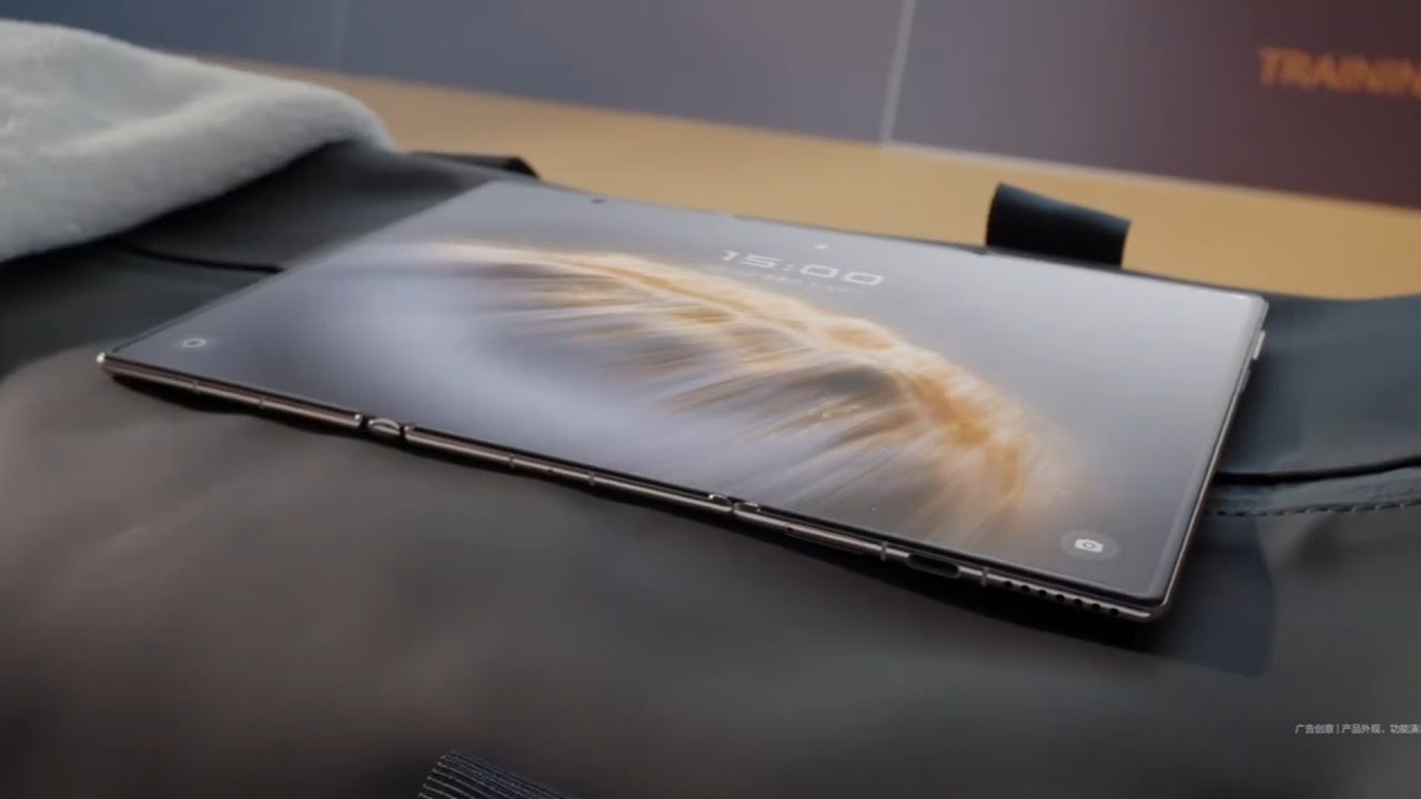 Huawei Mate XT lipat tiga di tangan (Source: YouTube Channel Sparrows News) Huawei Mate XT lipat tiga di tangan (Source: YouTube Channel Sparrows News)