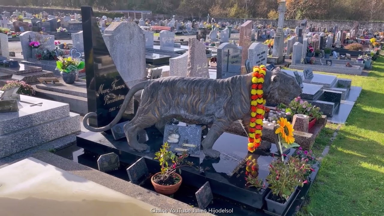 Etrange rituel au cimetière de Dinard en Bretagne… France.