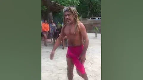 How to tie a Tahitian Pareo 5