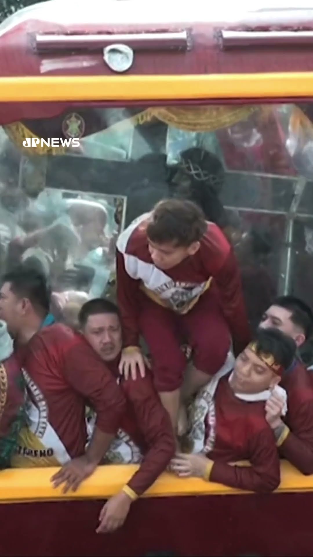 Milhares de fiéis participam de procissão do Jesus Nazareno nas Filipinas #shorts