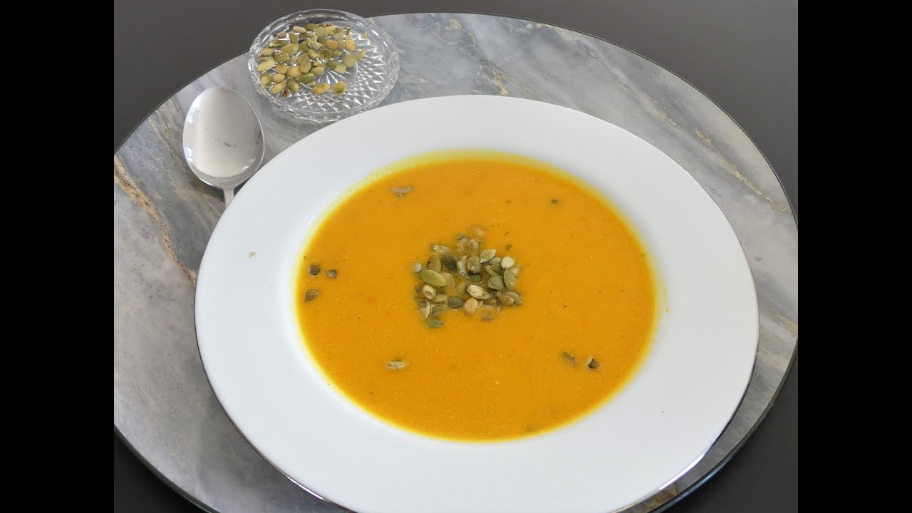Köstliche Kürbiscreme Suppe aus einem Hokkaido und leckerem Gemüse ...