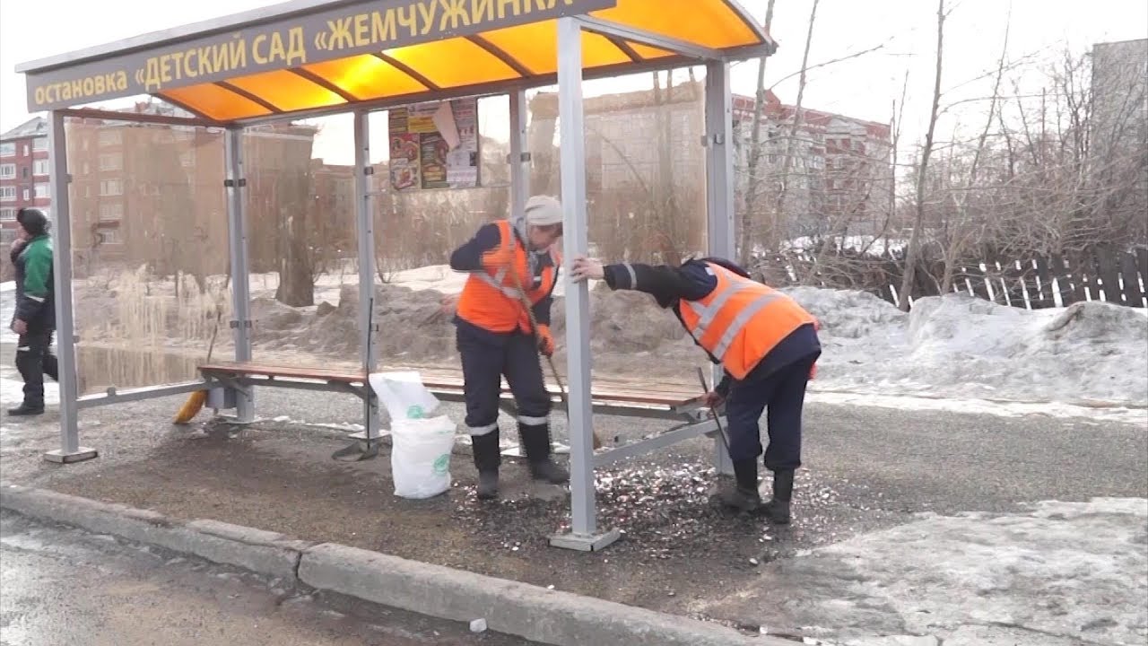 Видео в соцсетях помогло установить виновника разбитого стекла на остановке по улице Ленина