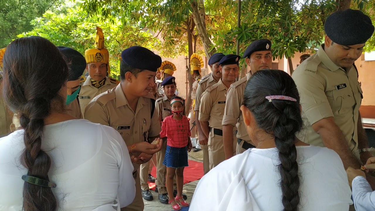 tying rakhi to Taj Mahal CISF staff, 2021(2)