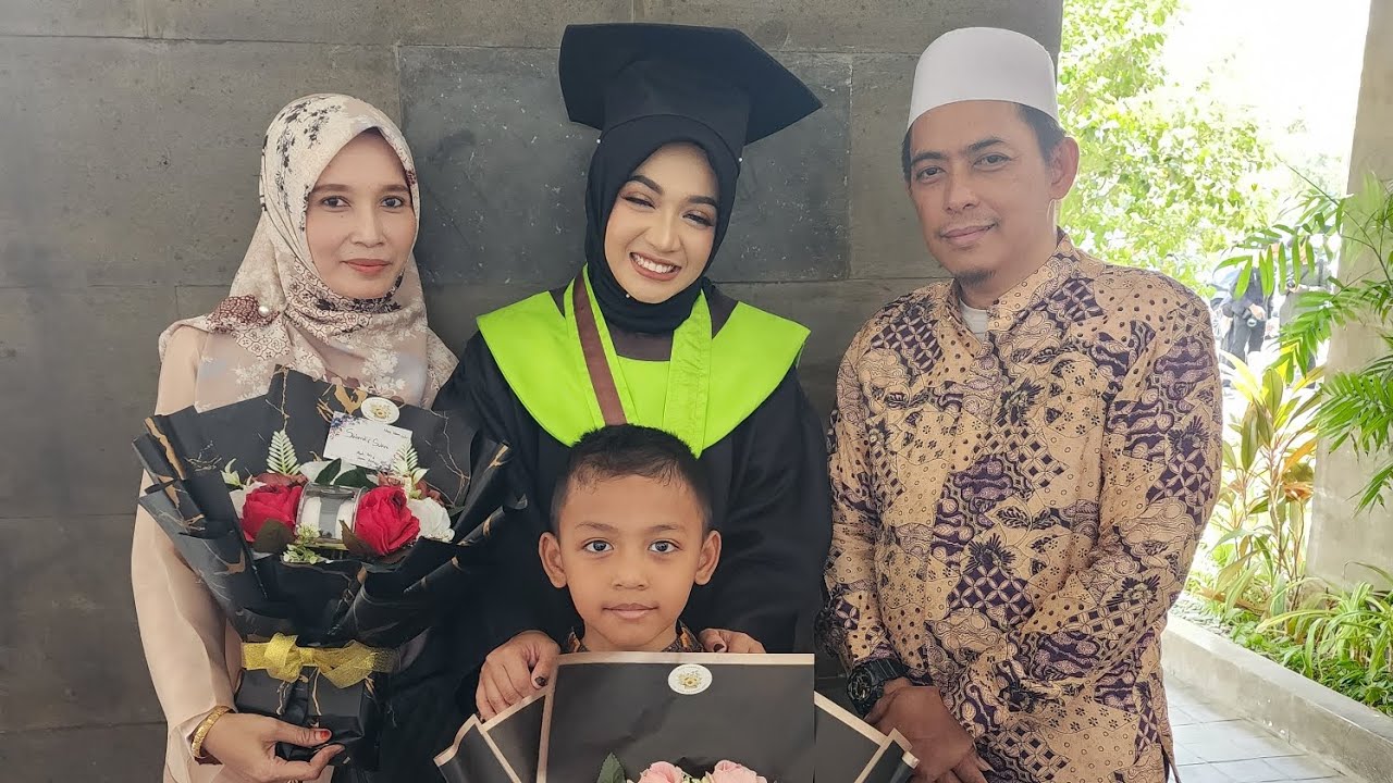 PENYAMBUTAN KELUARGA NENG UMI LAILA SETELAH WISUDA S1 2023 BIKIN HEBOH MAHARAJA