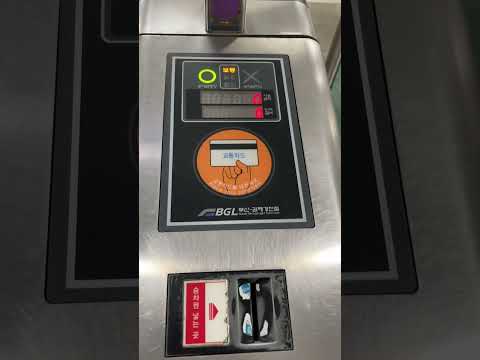 釜山-金海軽電鉄の改札機をトークンや交通カードで通る様子 부산-김해 경전철 개찰기를 토큰이나 교통카드로 지나가는 모습