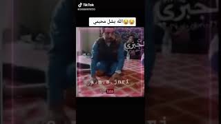 رجل يمني يشرح القضيه للمحامي وهو مخزن