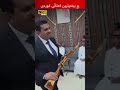 کەسێک بڕنەوێک بە دیاری دەدات بە وەزیری نوێی بەرگریی عێراق