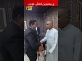 کەسێک بڕنەوێک بە دیاری دەدات بە وەزیری نوێی بەرگریی عێراق