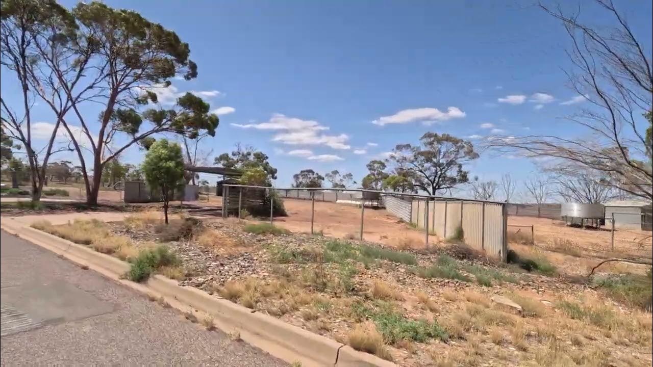 Ghost Town Leigh Creek after the shops, walk around Fenced off and