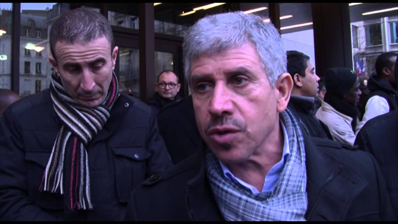 Des sans-papiers en colère siègent devant l'AFP