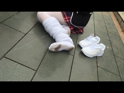 Xuli's socks were too thick and made her feet sweaty, so she only wear socks and feel the ground