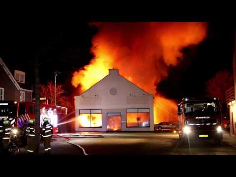 Grote brand verwoest pand van voedselbank Woudenberg   Scherpenzeel 28 12 2019