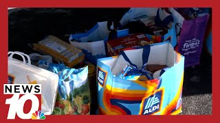 A Grande Doacao Veja as doacoes chegando enquanto um voluntario da Casa da Miser