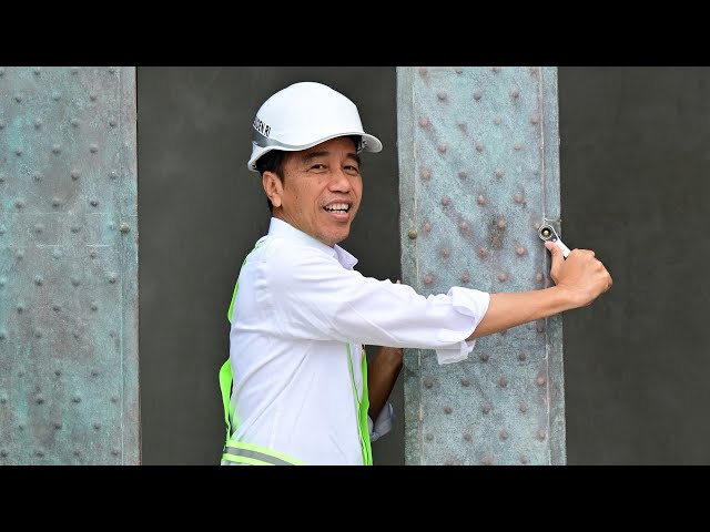 Presiden Jokowi Tinjau Pembangunan Kantor Presiden di IKN, 22 September 2023 class=