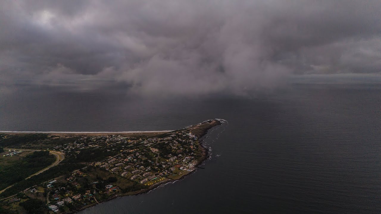 Punta Ballena, donde el verano se esconde entre nubes.