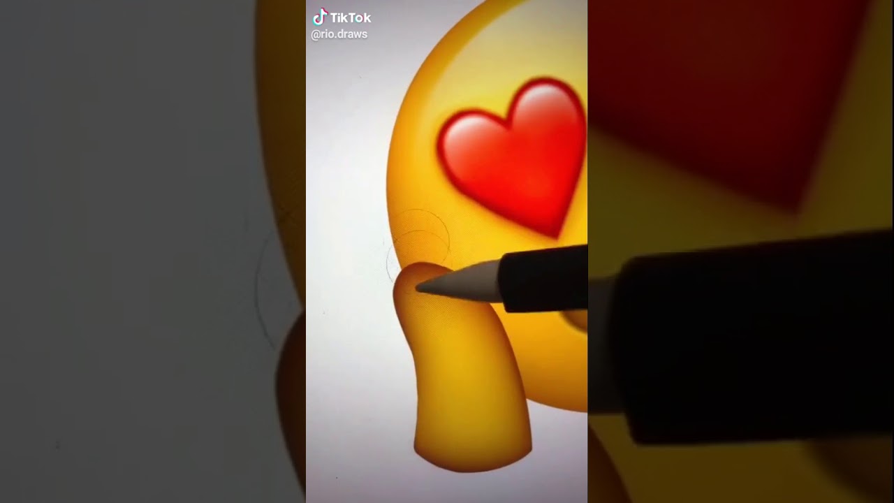Влюбленный смайлик картинка из тик тока