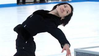 東京ミッドタウンでイナバウアー　荒川静香さんらスケートリンク除幕