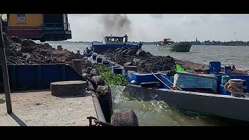 xáng cạp cát trên sông ( cạp xà lan 500 khối đã đầy và rời bến)