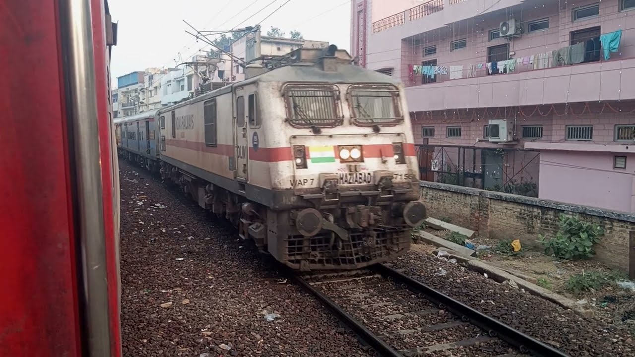 Crossing with 12428 Rewa SF express on a curve hauling by WAP 7 Ghaziabad shed*is train ka general 😨