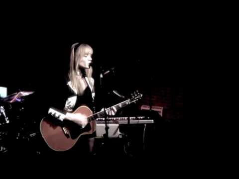 Jules Larson - Falling for the First Time LIVE